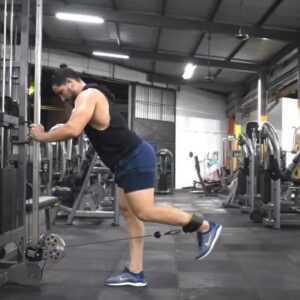 Patada de glúteo con pierna flexionada en polea