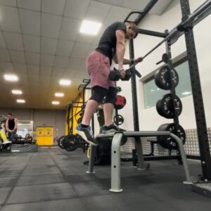 Step up con mancuernas (enfoque en gluteos)